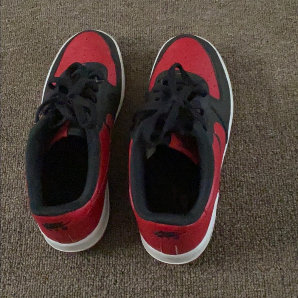 Nike Air Force 1 bred.